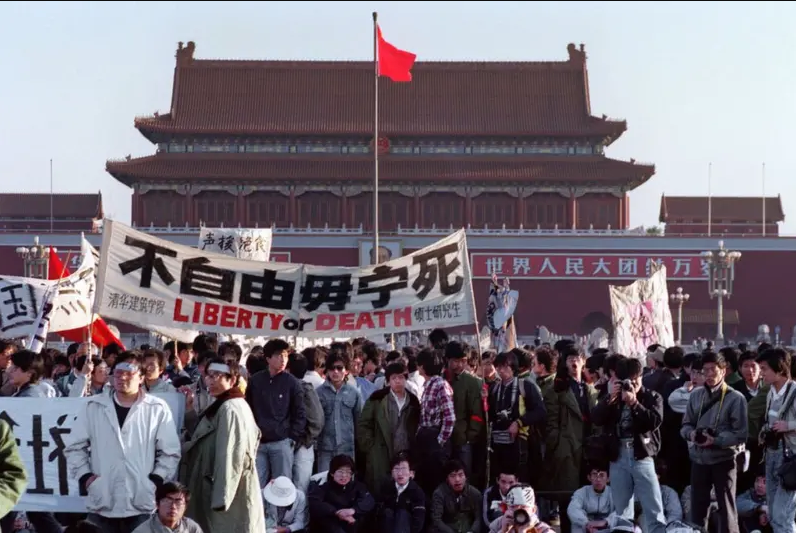 江油与天安门:当人民再次走上街头 江油与天安门:当人民再次走上街头